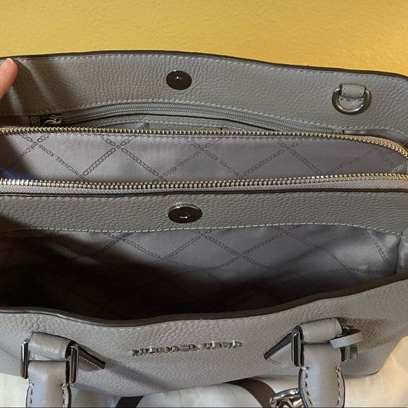 Authentic Michael Michael Kors Large handbag and matching wallet. - Picture 6 of 12